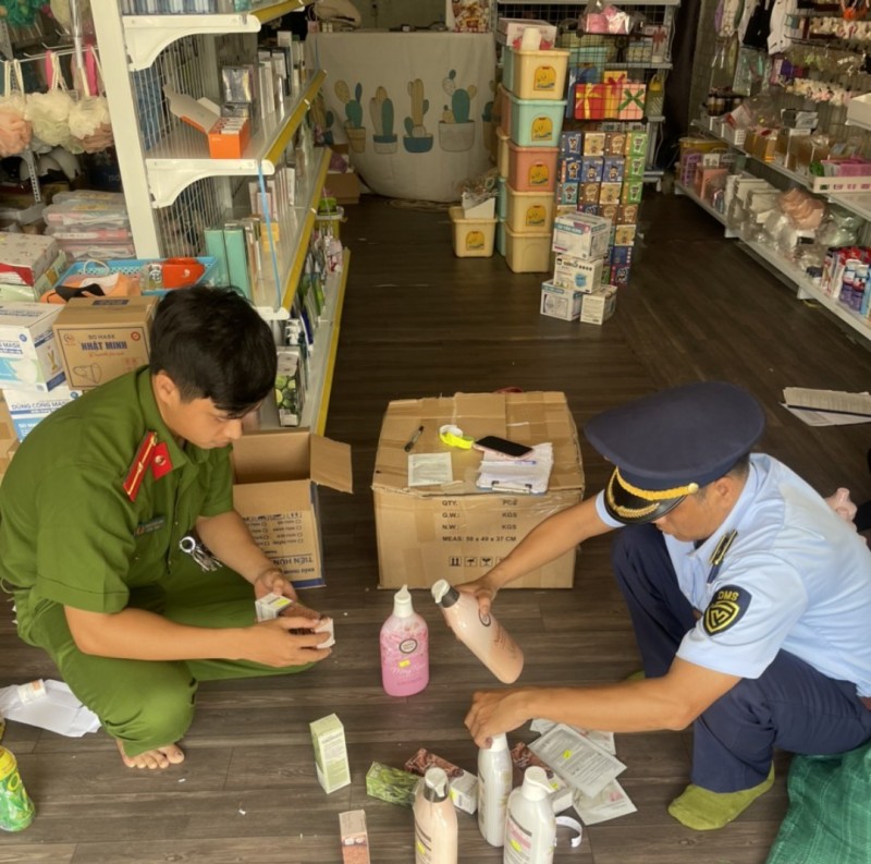 Cơ quan chức năng tỉnh Phú Yên tịch thu số hàng hóa vi phạm tại Cơ sở kinh doanh mỹ phẩm Phanh Store. Ảnh: P.V