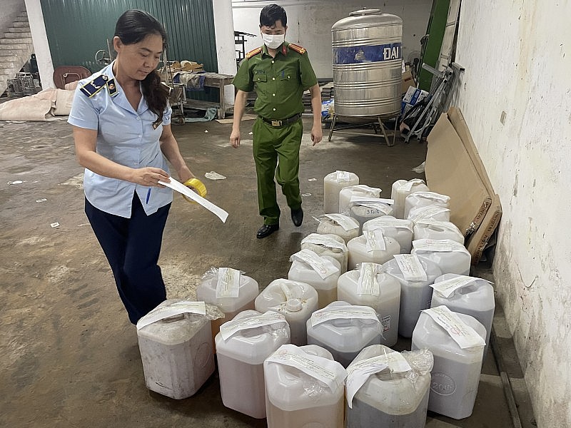 Kiểm tra và thu giữ 480 lít rượu không rõ nguồn gốc tại nhà hàng Sơn Dương - thị trấn Xuân Mai