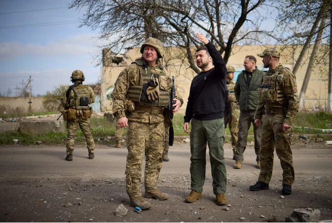 Chiến sự Nga-Ukraine ngày 19/4: Tổng thống Ukraine xuất hiện ở tiền tuyến; Kiev chỉ còn kiểm soát 10% Bakhmut