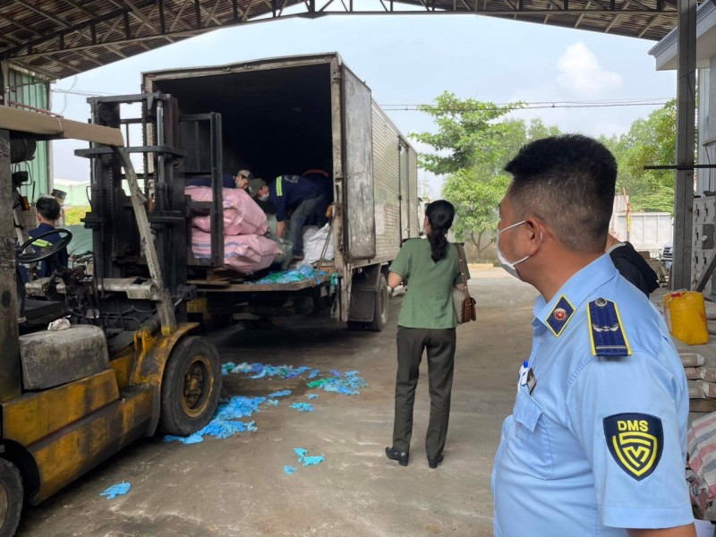 TP. Hồ Chí Minh tiêu hủy 11.000 bao thuốc lá nhập lậu