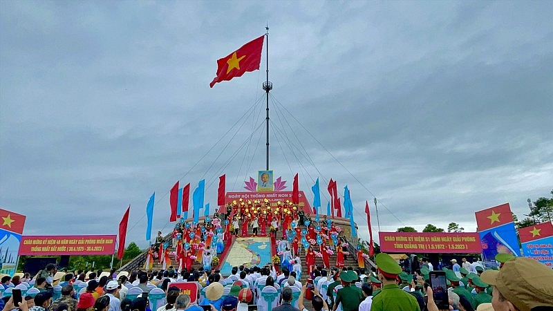 Lễ Thượng cờ Thống nhất non sông ở đôi bờ Hiền Lương - Bến Hải. Ảnh: Hưng Thơ.