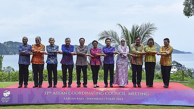 Bộ trưởng Ngoại giao các nước ASEAN cùng Bộ trưởng Ngoại giao Timor-Leste (tham dự với tư cách quan sát viên) và Tổng thư ký ASEAN chụp ảnh lưu niệm.