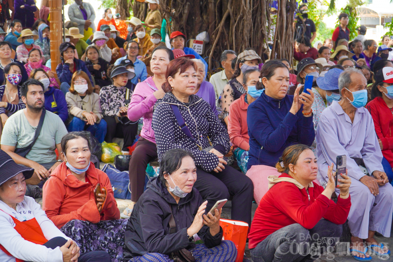 Người dân nô nức về dự lễ hội Tháp Bà Ponagar