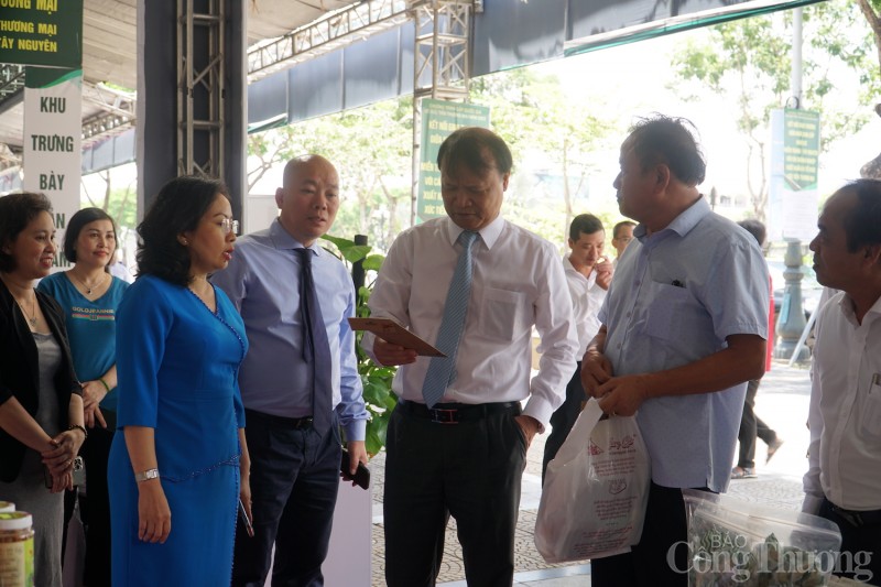 Thứ trưởng Đỗ Thắng Hải tham quan triển lãm trưng bày sản phẩm tiêu biểu miền Trung – Tây Nguyên