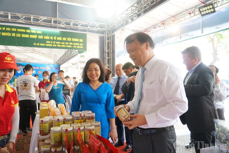 Thứ trưởng Đỗ Thắng Hải tham quan triển lãm trưng bày sản phẩm tiêu biểu miền Trung – Tây Nguyên