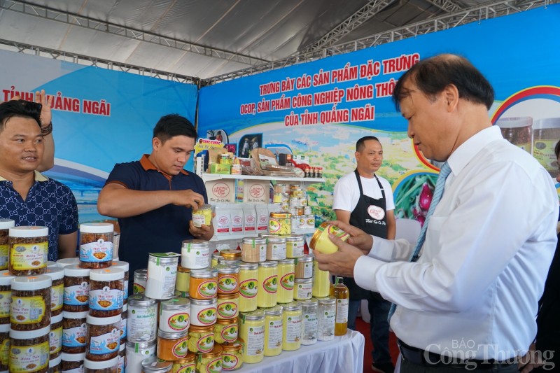 Thứ trưởng Đỗ Thắng Hải tham quan triển lãm trưng bày sản phẩm tiêu biểu miền Trung – Tây Nguyên