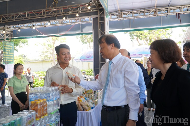 Thứ trưởng Đỗ Thắng Hải tham quan triển lãm trưng bày sản phẩm tiêu biểu miền Trung – Tây Nguyên