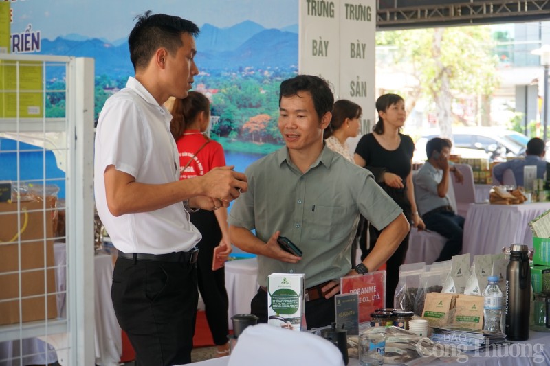 Thứ trưởng Đỗ Thắng Hải tham quan triển lãm trưng bày sản phẩm tiêu biểu miền Trung – Tây Nguyên