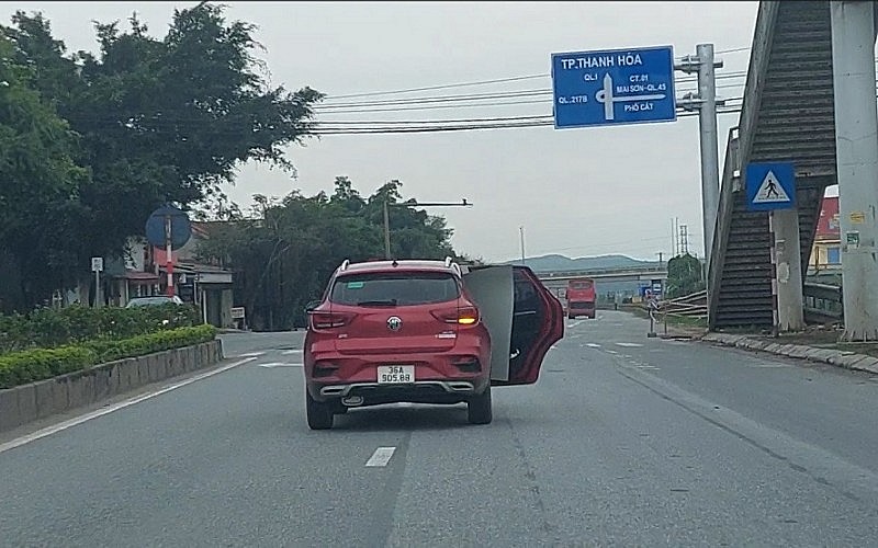 Thanh Hóa: Xử phạt 7,4 triệu đồng, tước giấy phép lái xe 2 tháng tài xế không đóng cửa ô tô