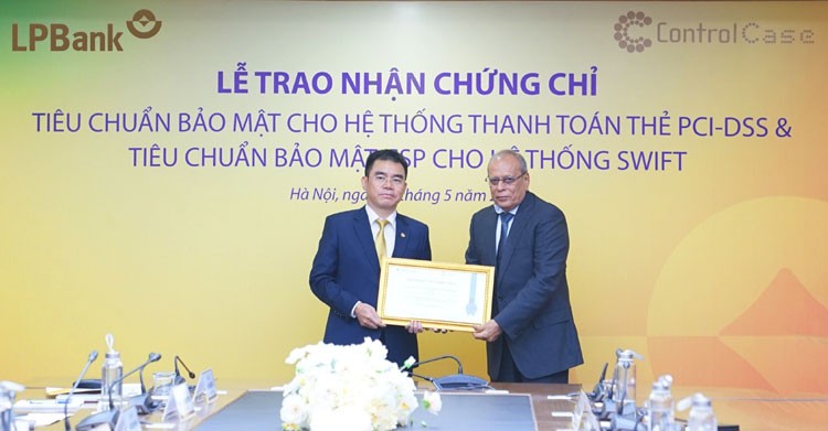 LPBank nhận hai chứng chỉ tiêu chuẩn bảo mật quốc tế cho hệ thống thanh toán thẻ và hệ thống SWIFT