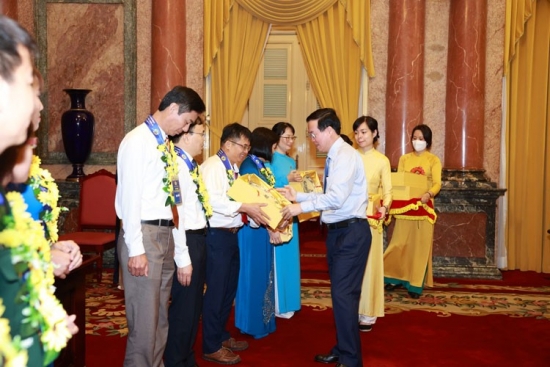 cong ty cp phan bon dau khi ca mau vinh du nhan khen thuong cap nha nuoc
