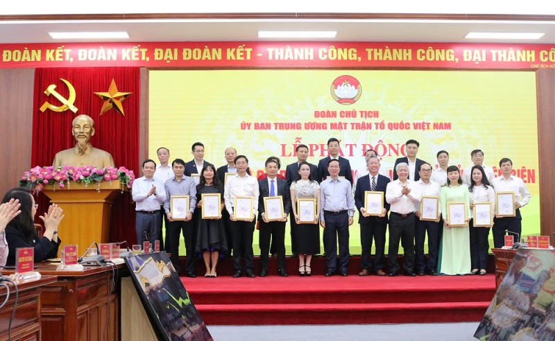 Tập đoàn Xăng dầu Việt Nam ủng hộ 1 tỷ đồng xây nhà đại đoàn kết tại tỉnh Điện Biên
