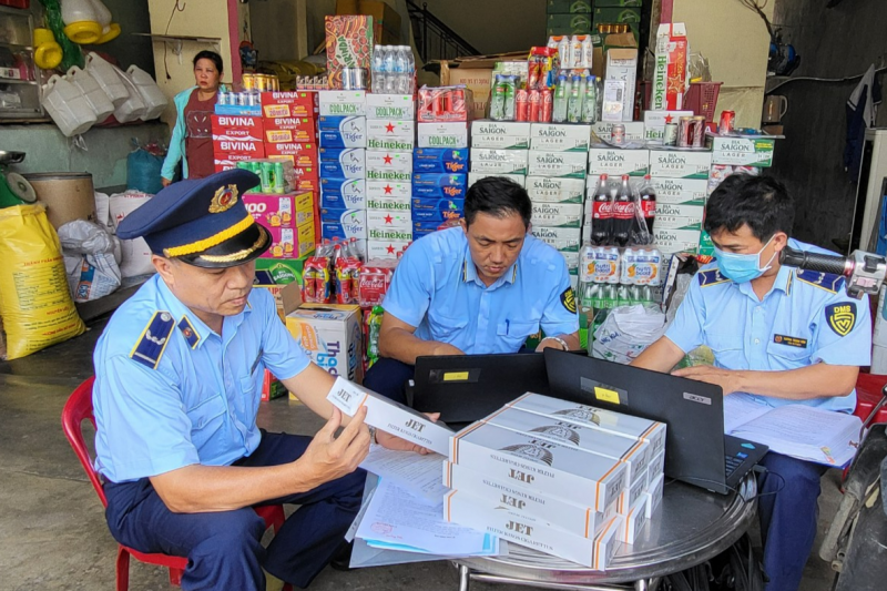 Phú Yên: Xử lý cửa hàng tạp hóa bày bán 100 bao thuốc lá điếu nhập lậu