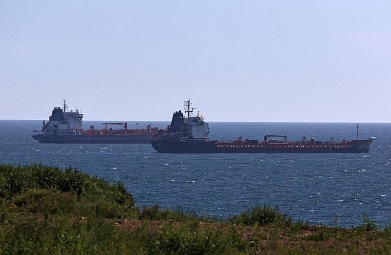 Tàu chở dầu đi dọc vịnh Nakhodka gần Nakhodka, Nga (ảnh: Reuters)