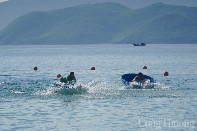 Thú vị hội thi bơi thúng, lắc thúng tại thành phố Nha Trang