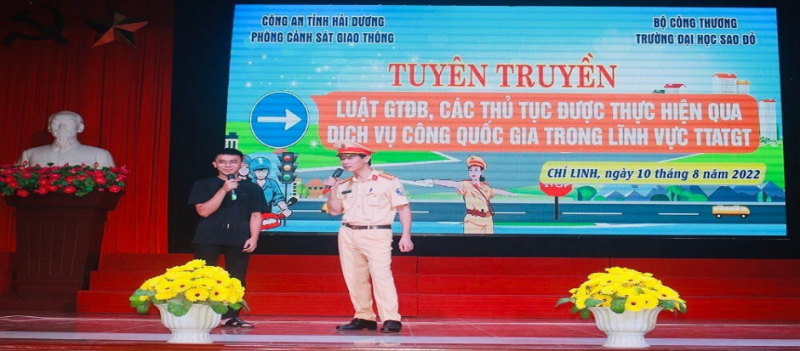 Sinh viên trường Đại học Sao Đỏ tham gia tuyên truyền luật giao thông đường bộ