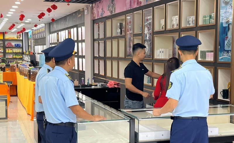 Quảng Ninh: Buộc tiêu hủy lượng lớn hàng hóa giả mạo nhãn hiệu nổi tiếng