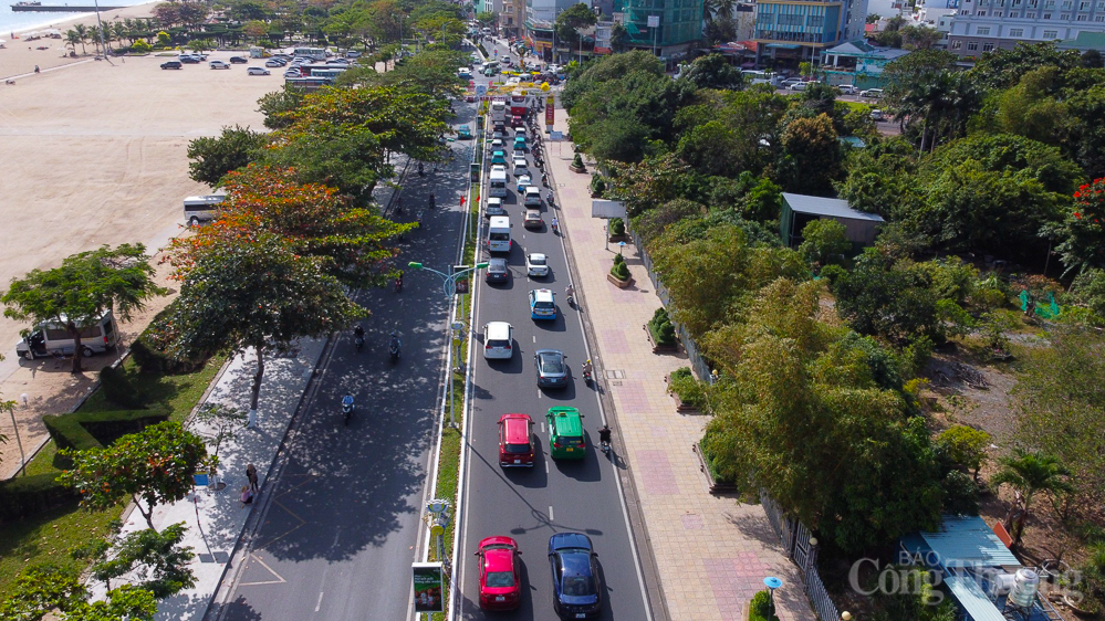 Dòng xe "nối đuôi nhau" đến các điểm du lịch ở Nha Trang