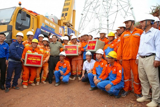 Thủ tướng động viên người lao động thi công đường dây 500kV mạch 3 tại Nghệ An