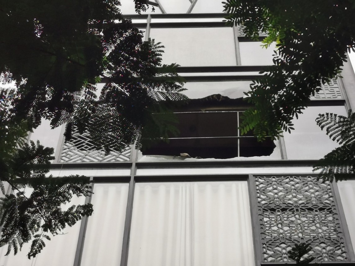 Hà Nội: Cháy tòa nhà 8 tầng ở quận Cầu Giấy, Cảnh sát phá tường tầng 6 cứu người