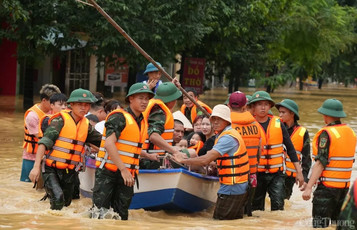 Tình quân dân trong cơn lũ dữ: ‘Sau này hết ngập nước, mời bộ đội đến ăn cơm