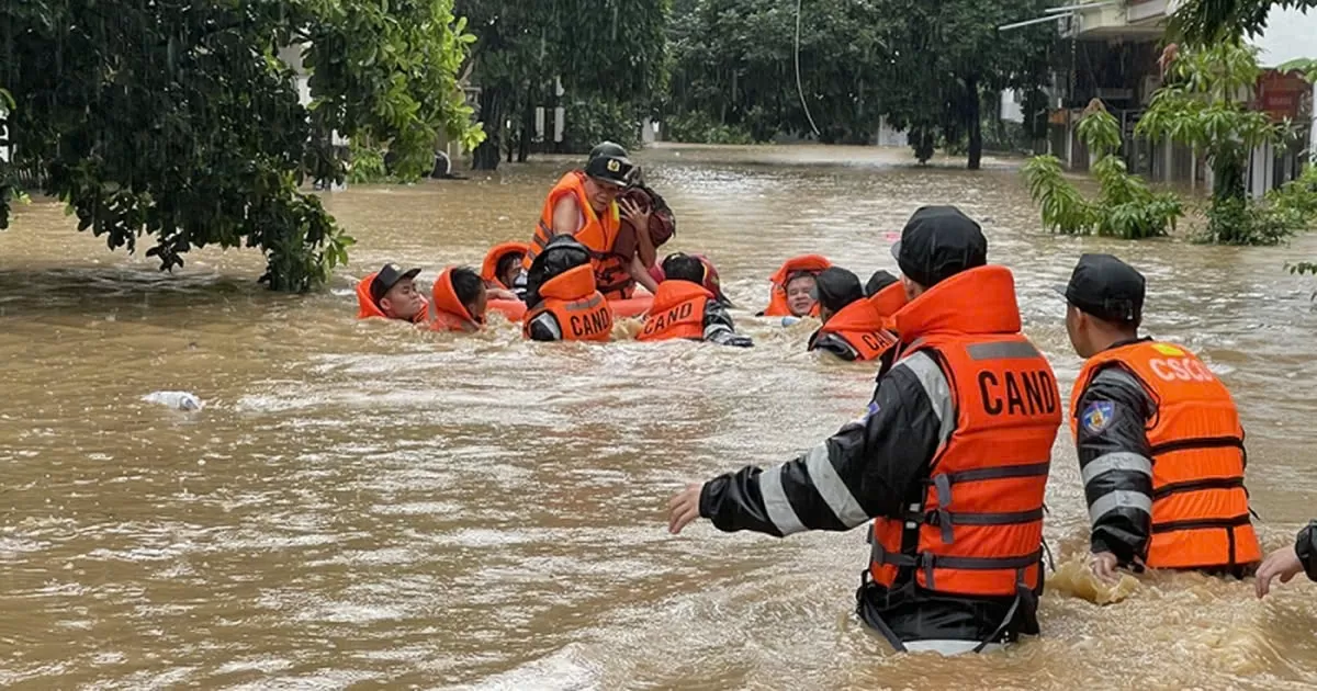 Cứu trợ đồng bào bị ảnh hưởng bởi bão lũ: Làm thế nào để đảm bảo an toàn?