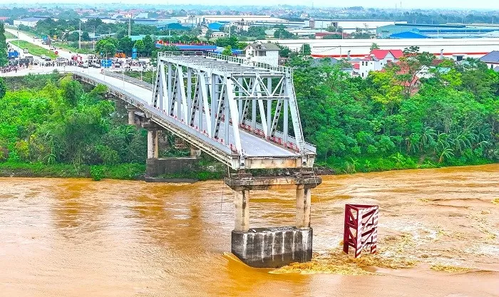 Tìm thấy thi thể đầu tiên trong vụ sập cầu Phong Châu cách xa 10km