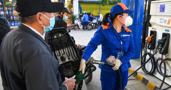 Áp lực giá thế giới chưa "hạ nhiệt", giá xăng dầu trong nước tăng nhẹ