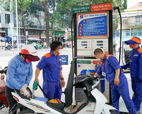 Giá xăng dầu trong nước điều chỉnh do giá thế giới tăng