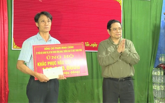Trưởng ban Tổ chức Trung ương kiểm tra tình hình mưa lũ, tặng quà tại Quảng Bình