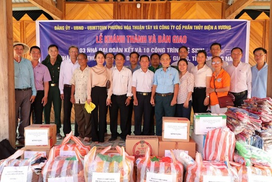 khanh thanh ban giao 4 nha dai doan ket 10 cong trinh ve sinh cho dong bao vung cao