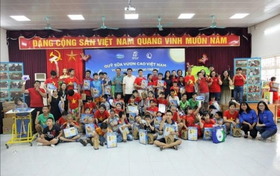Thêm một mùa trung thu ấm áp trong hành trình 15 năm của Quỹ sữa Vươn cao Việt Nam