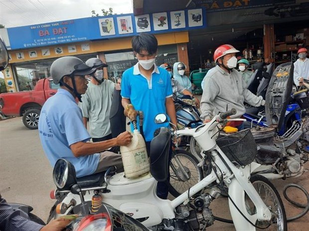 Bộ Công Thương lên tiếng về thông tin "cấm mua xăng bằng can, chai"