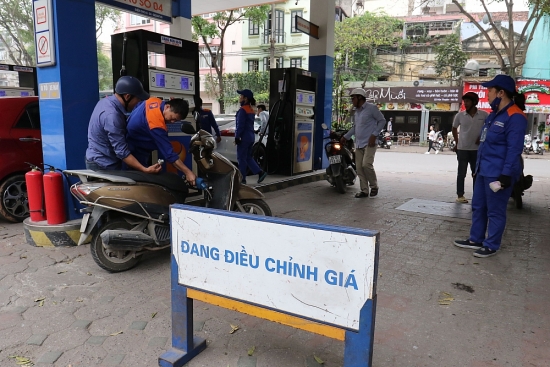 Không "té nước theo mưa" khi xăng tăng giá