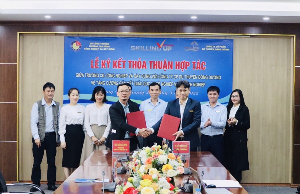 Trường Cao đẳng Công nghiệp và Xây dựng ký kết hợp tác với Công ty CP Du thuyền Đông Dương Trường Cao đẳng Công nghiệp và Xây dựng ký kết hợp tác với Công ty CP Du thuyền Đông Dương